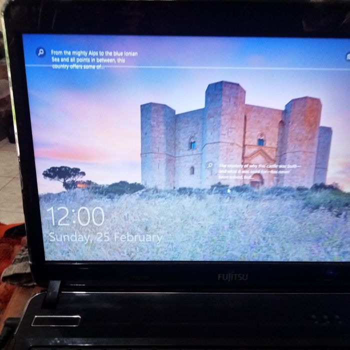 Hasil service laptop untuk Bu - Permasalahan: , Layar monitor laptop merek Fujitsu tipe LH-351 saya ada yg lepas komponennya sehingga posisinya layarnya tidak lancar klo dibuka-tutup dan juga ada garis titik2 panjang dari sebelah kiri ke kanan layar horizontal posisinya
